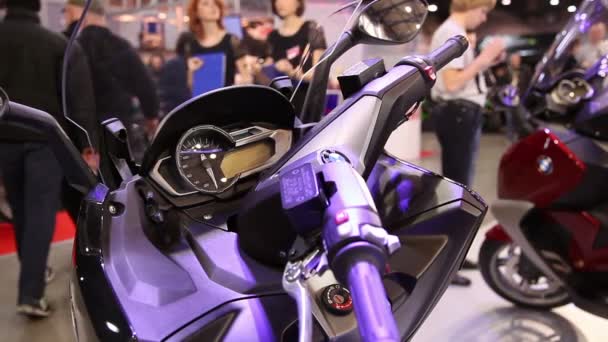 Les gens à l'exposition moto — Video