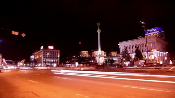 Şehirde gece trafiği — Stok video