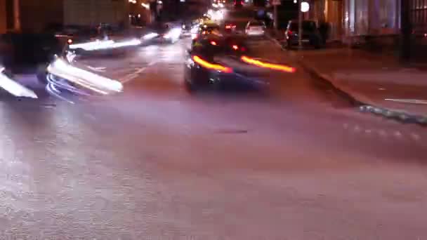 Tráfego noturno na cidade — Vídeo de Stock