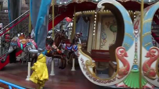 Amusement park carousel — Stock Video