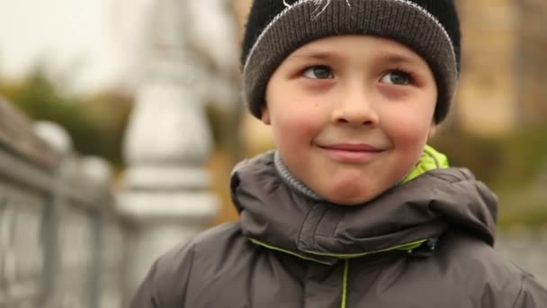 Portrét chlapce venku — Stock video