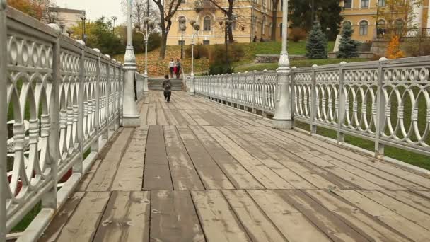 Chlapec běží podél mostu — Stock video