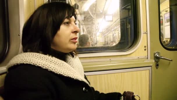 Femme assise dans le métro — Video