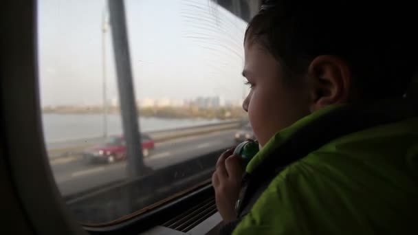 Niño viajando en un tren — Vídeo de stock