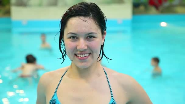 Personas relajándose en la piscina — Vídeo de stock