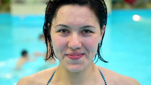 Mujer relajante en la piscina — Vídeo de stock