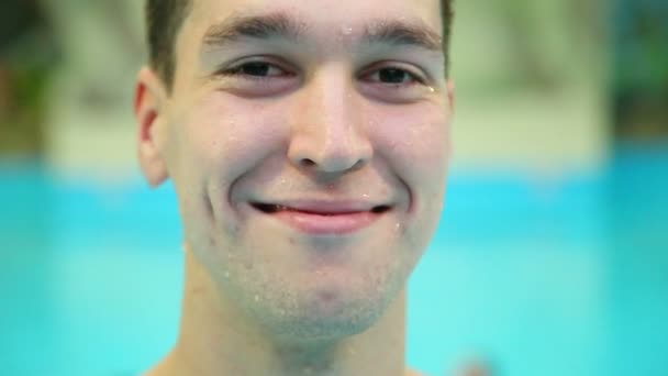 Hombre relajándose en la piscina — Vídeos de Stock