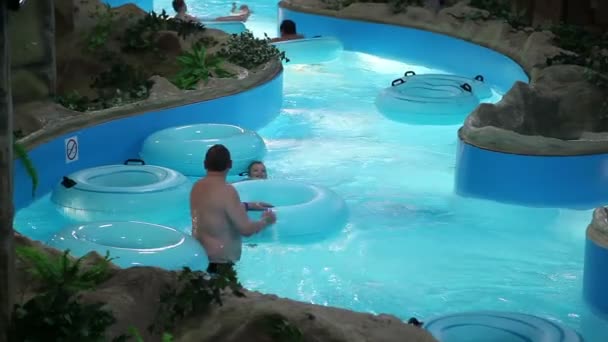 People in the water park — Stock Video