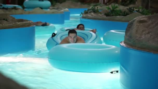 Personnes se relaxant dans la piscine — Video