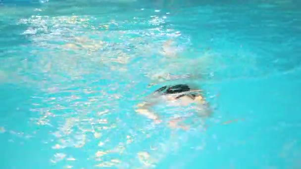 Woman relaxing in swimming pool — Stock Video