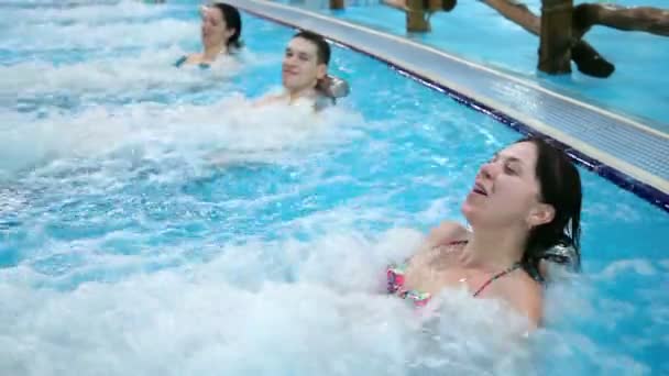 Pessoas que relaxam na piscina — Vídeo de Stock