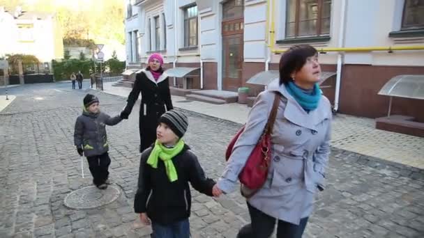 아이 들과 함께 산책 하는 엄마 — 비디오