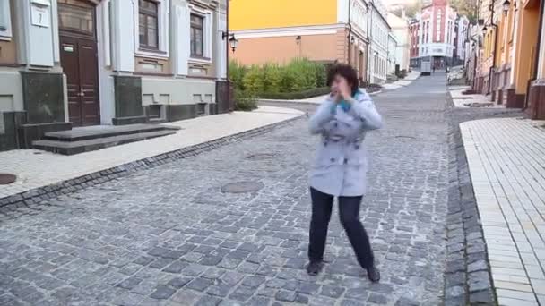 Χαριτωμένη γυναίκα που χορεύει — Αρχείο Βίντεο