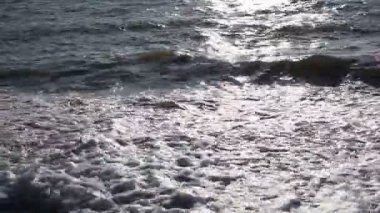 Kabarık dalgalar deniz üzerinde