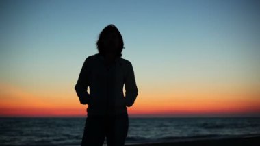 gün batımında arayan kadın