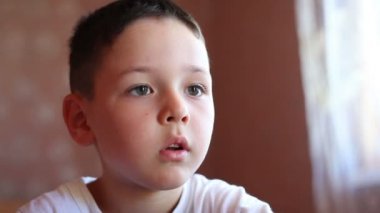 Bir dizüstü bilgisayarda oynama çocuk,