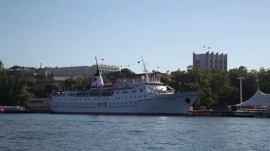 Denizdeki askeri gemi