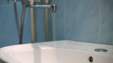 adam ellerini yıkar