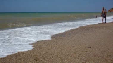 Genç adam yürüyor.