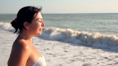 Sahilde dikilen kadın.