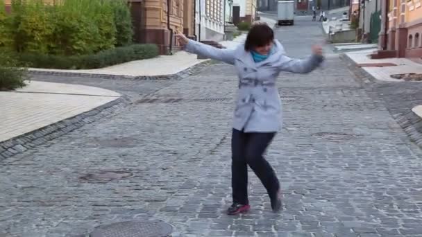 Χαριτωμένη γυναίκα που χορεύει — Αρχείο Βίντεο