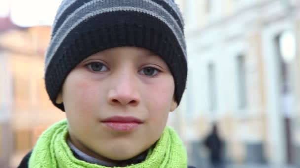 Pequeño niño sonriendo — Vídeo de stock