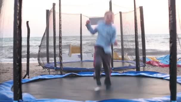 男孩跳上蹦床 — 图库视频影像