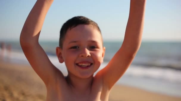 Küçük çocuk gülümsüyor — Stok video