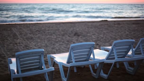 Tumbonas en la playa — Vídeo de stock