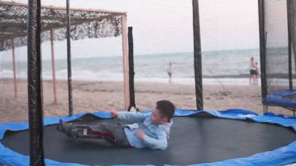 Rapaz saltando no trampolim — Vídeo de Stock