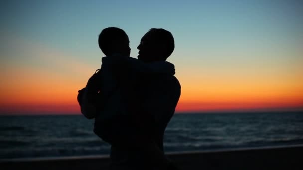 Padre e hijo al atardecer — Vídeos de Stock