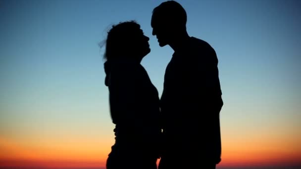 Пара поцелуев на закате — стоковое видео