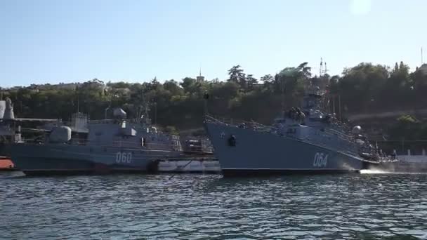 Barcos militares en el mar — Vídeo de stock