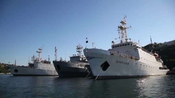 Barcos militares en el mar — Vídeo de stock