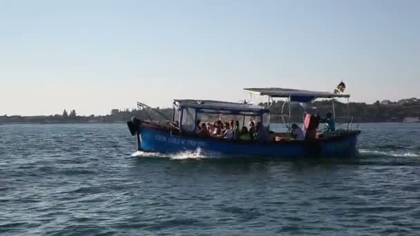 Маленький човен з людьми — стокове відео