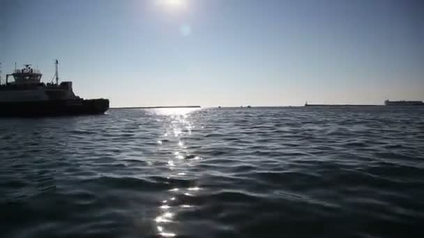 Barco pequeño con gente — Vídeo de stock