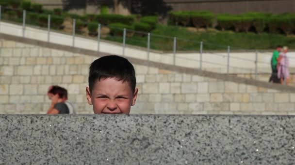 Niño mirando — Vídeo de stock