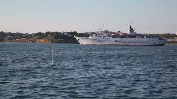 Gran barco flotando — Vídeos de Stock