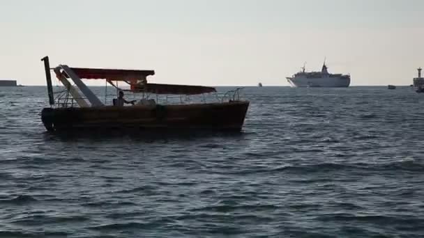 İnsanlar ile küçük tekne — Stok video