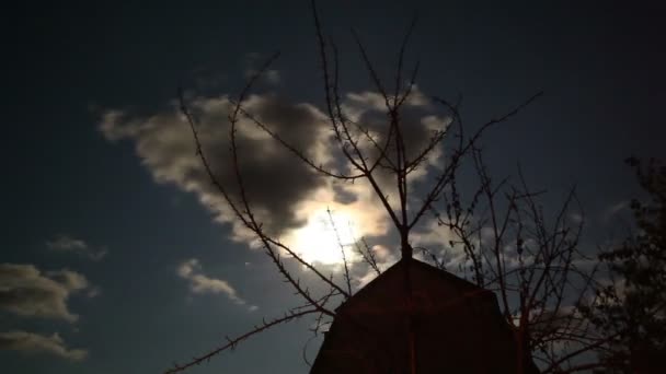 Vecchio edificio sopra il cielo — Video Stock