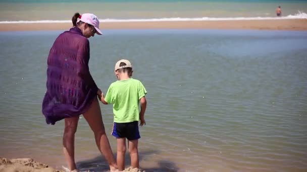 Anne ve oğlu, ayakta sahilde — Stok video