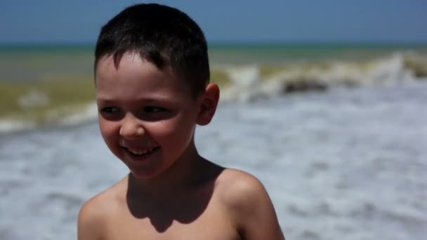Chlapec hraje na pláži — Stock video