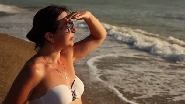 Femme debout à la plage — Video