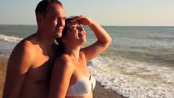 Mujer y hombre de pie en la playa — Vídeo de stock