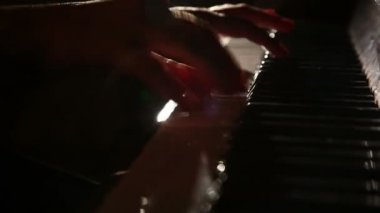 Piyano çalan kadın