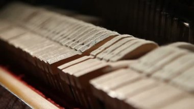 bir piyano içinde çekiç