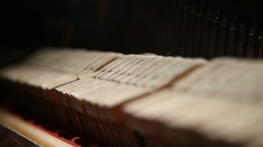 bir piyano içinde çekiç