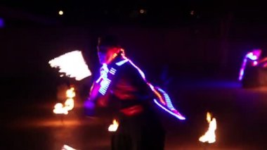 Gece çıkarken ateş gösterisi