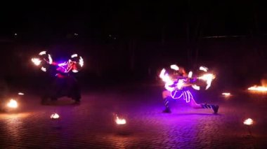 Gece çıkarken ateş gösterisi