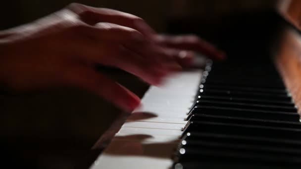 Kvinna spelar piano — Stockvideo